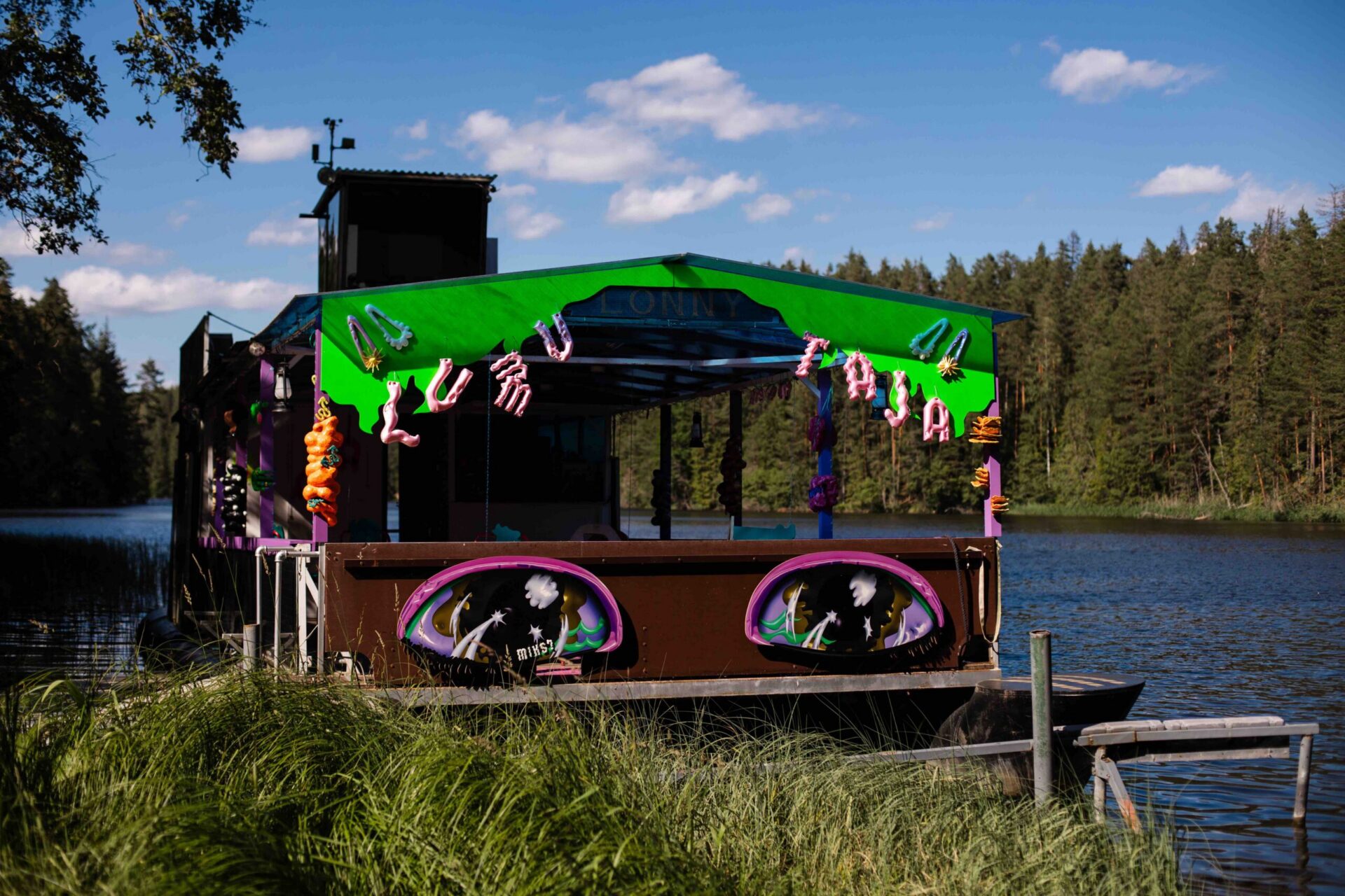 Kunst kellele – kunstnikule, kunstiväljale, kohalikule või loodusele? Reportaaž projekti „Kunstnikud kogudes” näitustest