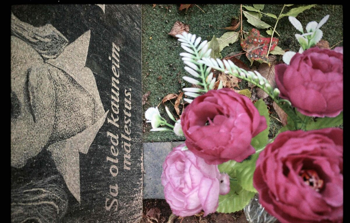 Fotoessee: Kalmukroonika ehk Sõbrannadega surnuaias