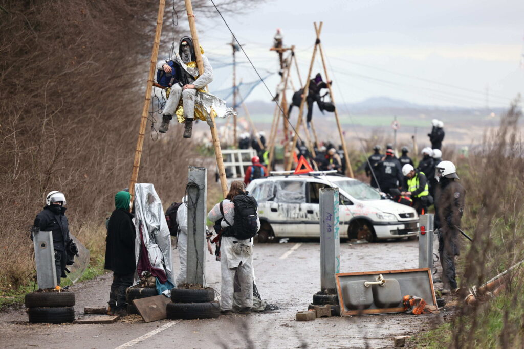 Kolmjala külge kinnitatud aktivistid Lützerathis. Foto: Rolf Vennebernd / DPA / Scanpix