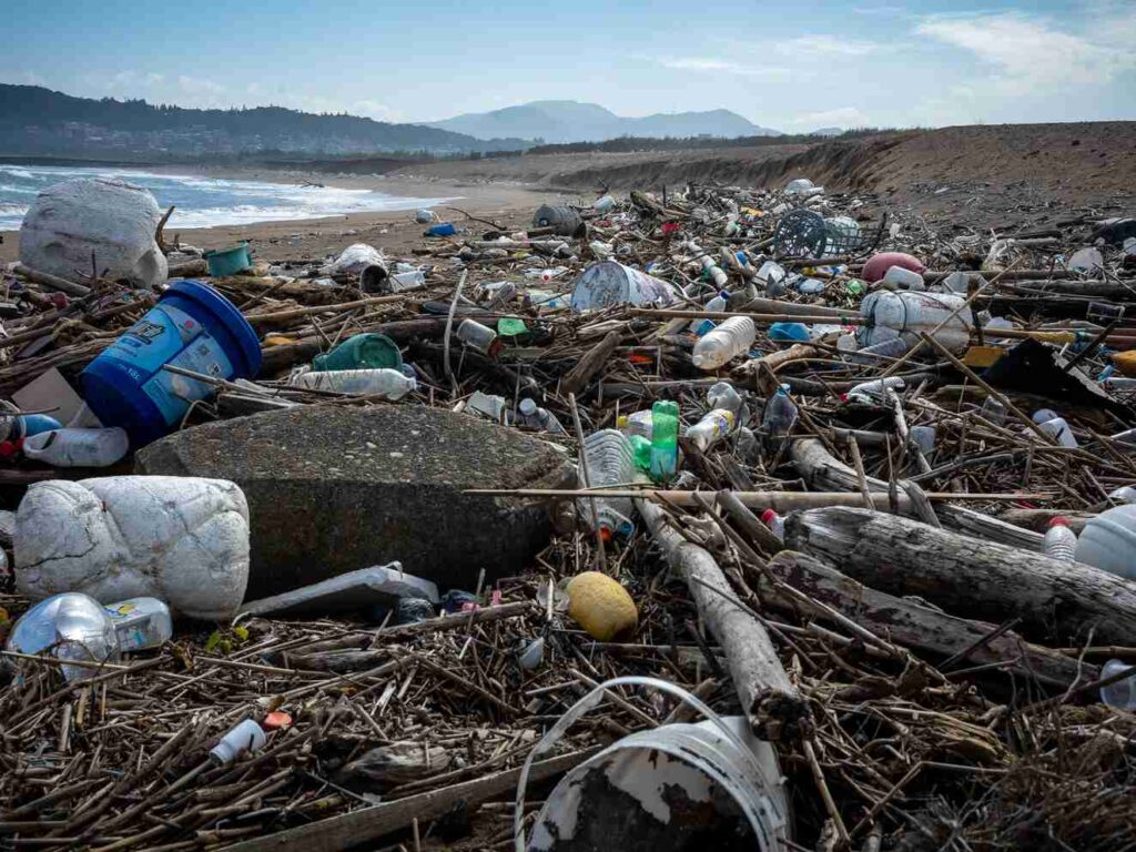 Liitsilmadega mees ja plastireostus