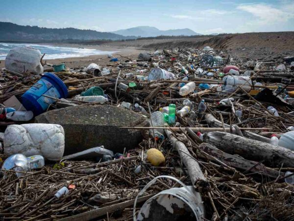 Liitsilmadega mees ja plastireostus