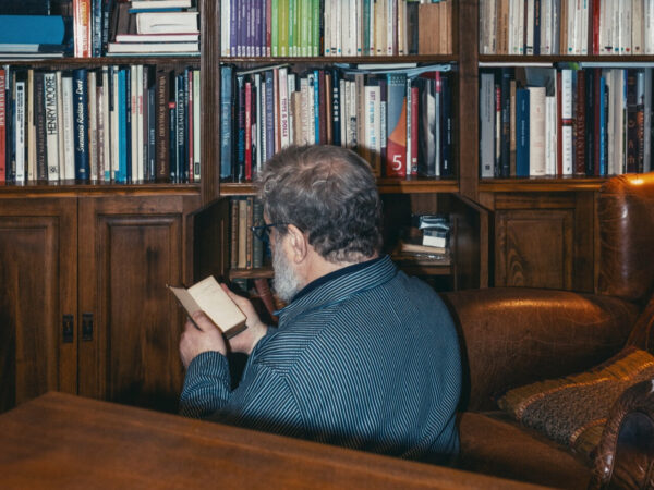 Raamaturiiul: Seadmeteadlik raamatumagnet Rein Raud