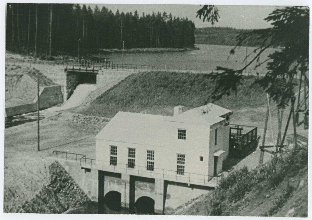 Saesaare hüdroelektrijaam 1953. aastal. Allikas: TTÜM F 1739:1, Tallinna Tehnikaülikooli muuseum
