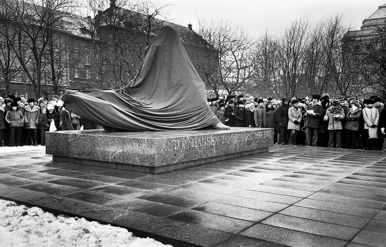 A. H. Tammsaare mälestusmärgi avamine 1978. aastal – väärikalt linna keskel Estonia kõrval toonase nimega 16. Oktoobri pargis. Foto: Jaan Künnap / Wikimedia Commons (BY-SA-4.0)