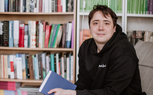 Raamaturiiul: Indrek Ojami „pisike” raamatukogu Karlovas