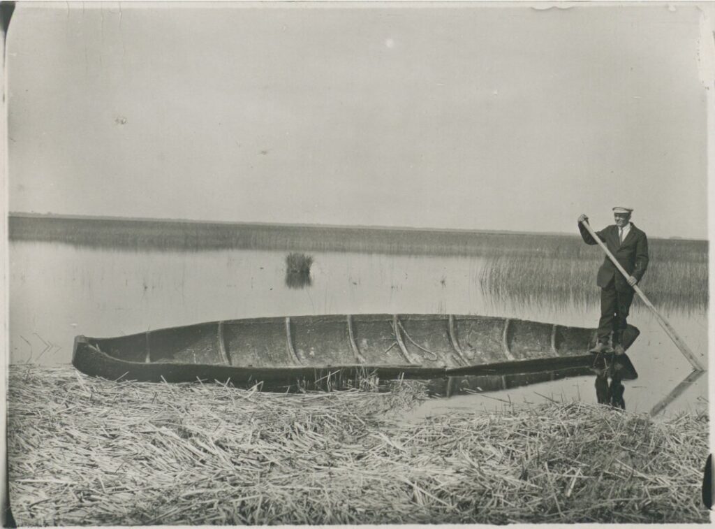 Ühest puust tehtud vene 1928. aastal Matsalu lahel. Foto: Harald Schultz, ERM, Fk 482:18