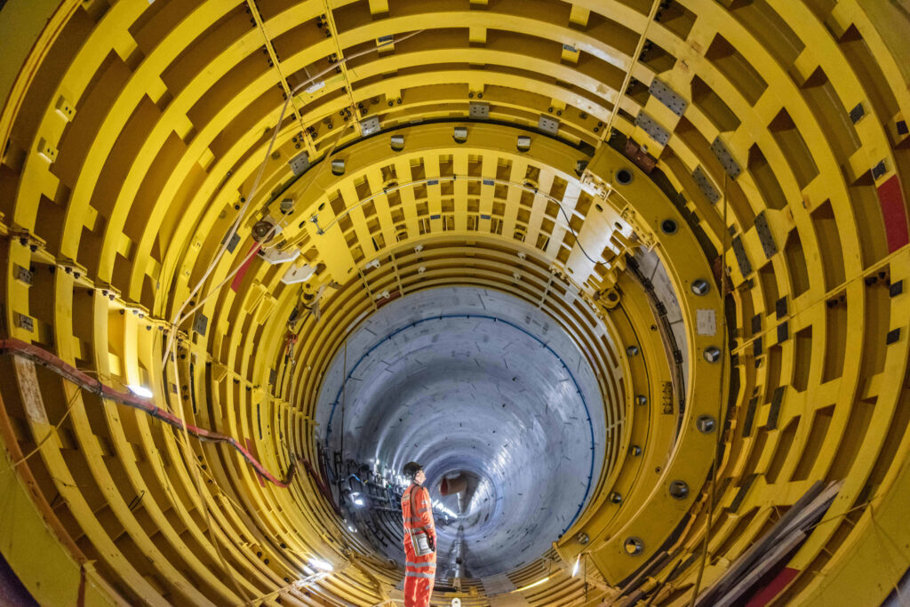 Tööline Inglismaale rajatava Hinkley Point C tuumajaama jahutusveetorus. Tuumajaama ehitus kuulutati välja 2010. aastal, kuid kasutusele loodetakse see võtta alles aastal 2031. Tuumajaama maksumus on seejuures tõusnud 18 miljardilt naelalt 48 miljardile naelale. Foto: EDF Energy