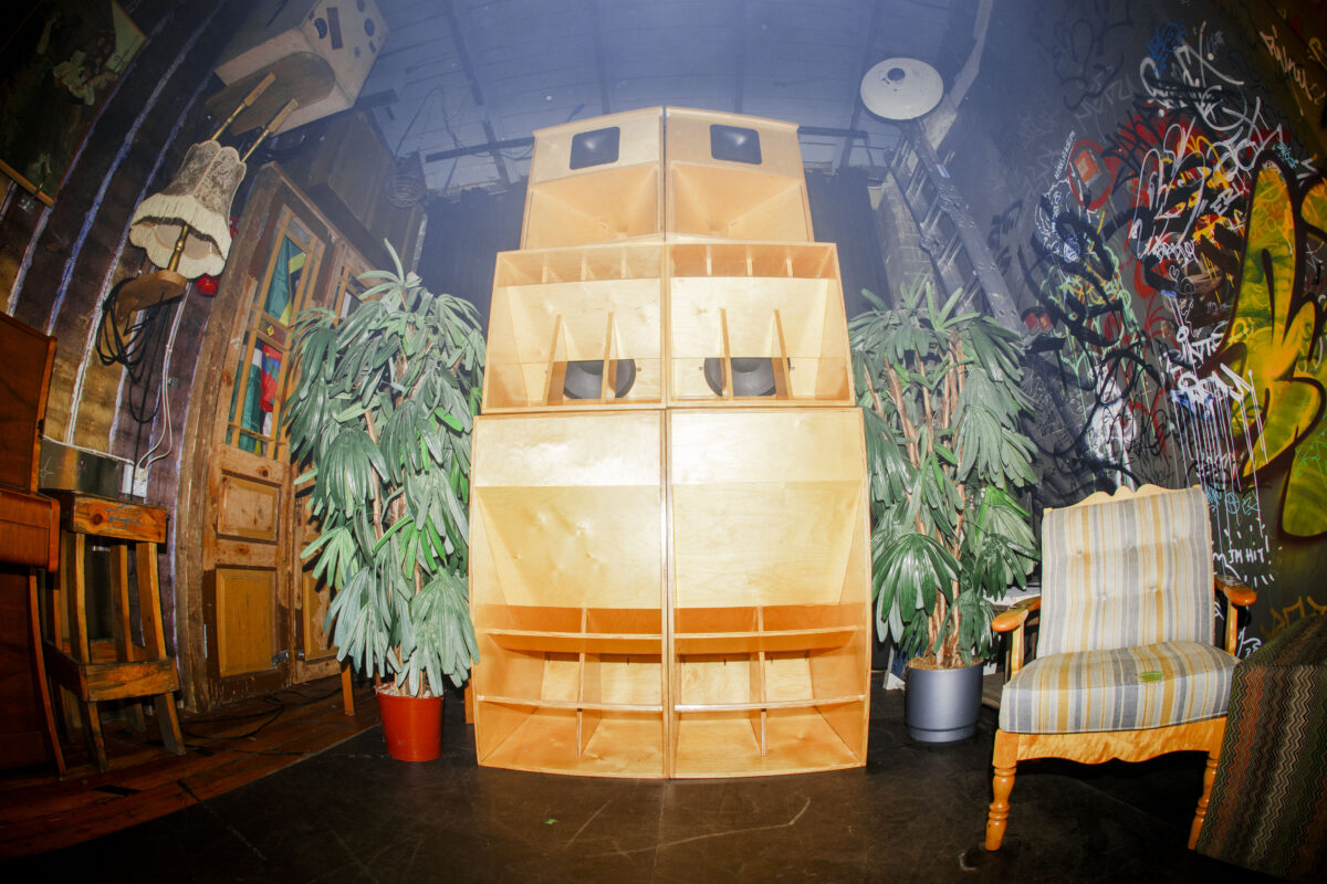 BASSIKARKASS: Balta Hi-Fi tootemisammas