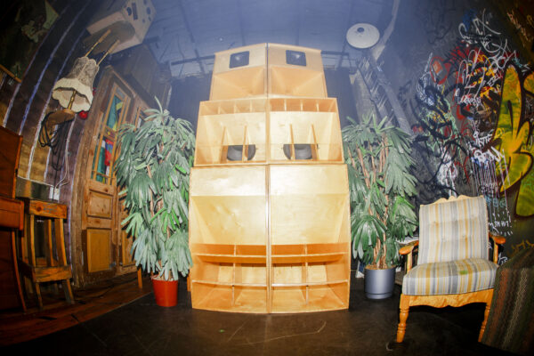 BASSIKARKASS: Balta Hi-Fi tootemisammas