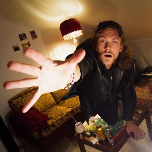 Erik Er &ndash; Veel! (&Ouml;&ouml;, 2025)